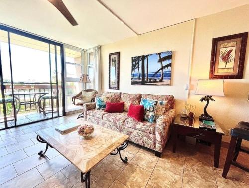 een woonkamer met een bank en een tafel bij Maui Vista 3213 condo in Kihei