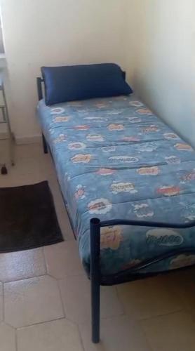 都灵Vivi la magia di Torino的蓝色棉被的床上