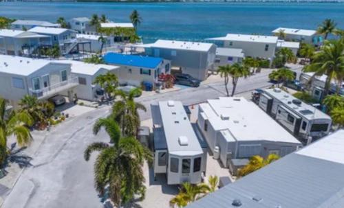 Cudjoe KeyにあるRv Lot in Paradiseの海のそばの駐車場の航空写真