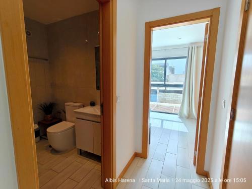 une salle de bain avec toilettes, lavabo et fenêtre dans l'établissement Albis Harena - In Sal, à Santa Maria