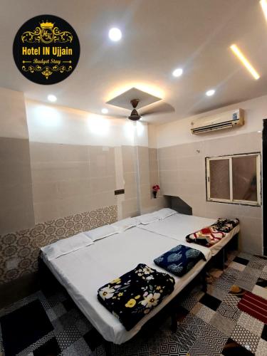 ein Schlafzimmer mit einem Bett und einem Schild an der Decke in der Unterkunft HOTEL IN UJJAIn in Ujjain