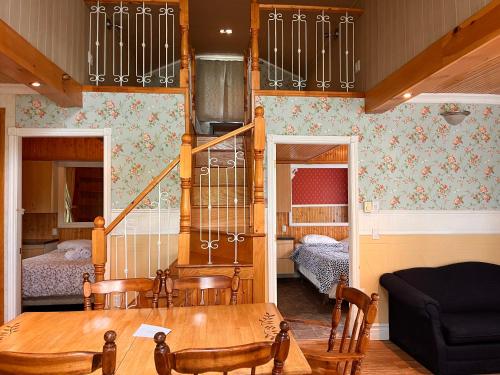 a dining room with a table and a bedroom at Camping Chalets Lac St-Augustin in Quebec City
