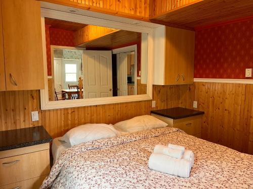 a bedroom with a bed with two towels on it at Camping Chalets Lac St-Augustin in Quebec City