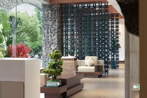 a living room with a couch and a chair at Zhangjiajie Tianmenshan Xuyuan Hotel in Zhangjiajie