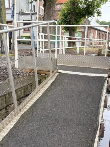 a black mat on the ground next to a metal railing at Gîte Le Sambre in Thuin