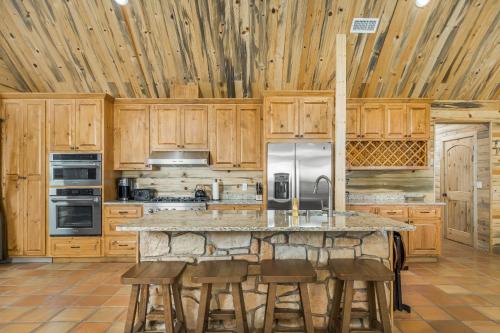 Kuchyň nebo kuchyňský kout v ubytování Bear Paw Lodge & Vacation Homes