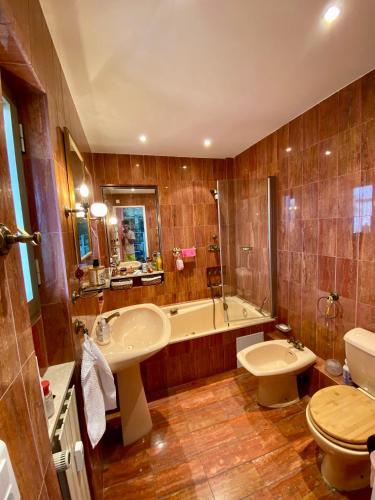 une salle de bain avec une baignoire, un lavabo et des toilettes dans l'établissement NICE 2P Panoramic Sea View Wi-Fi AC, à Nice