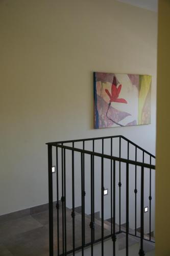 une peinture accrochée sur un mur à côté d'un escalier dans l'établissement Albergo Borgonovo, à Badia