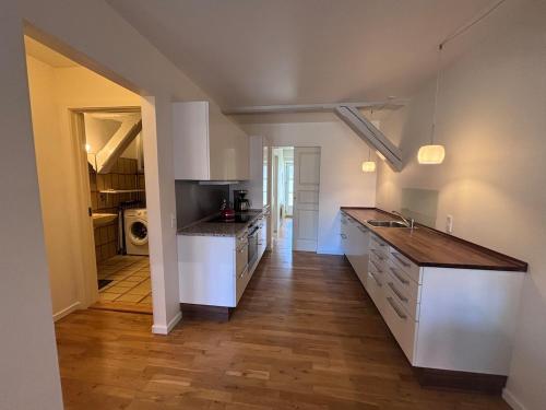 Η κουζίνα ή μικρή κουζίνα στο Modern city center apartment with history