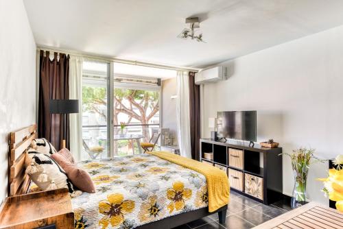 une chambre avec un lit avec une couverture jaune dessus dans l'établissement Grand studio la Presqu'île 2, à Gruissan