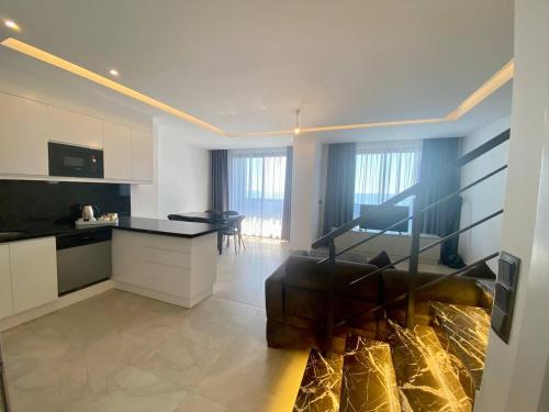 a kitchen with a couch and a table in a room at Boutique 16 - Alanya Experience in Alanya