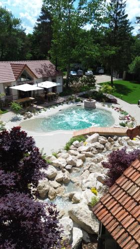 Πισίνα στο ή κοντά στο Gîte unique avec piscine lagon et cadre idyllique