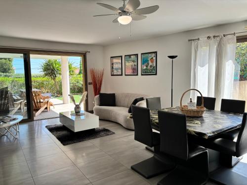 un salon avec une table et un canapé dans l'établissement New Le Farnienté, à Bandol