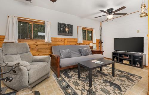 TV a/nebo společenská místnost v ubytování Bear Paw Lodge & Vacation Homes