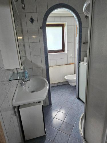 a bathroom with a sink and a toilet at Ferienwohnung am Ring in Spielberg
