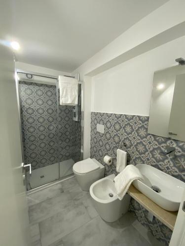 a bathroom with a toilet and a sink and a shower at Gioia Barocca in Scicli