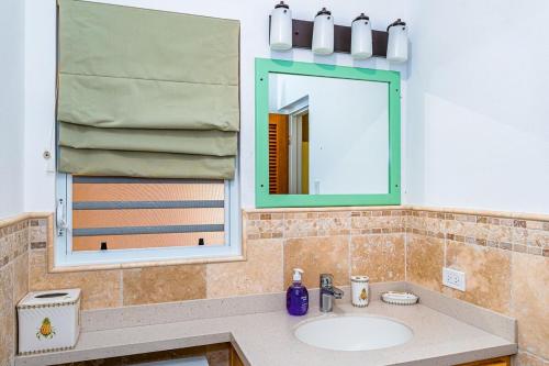 Bilik mandi di Perfect Hillside Ocean View