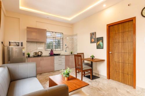 Una cocina o zona de cocina en Move-Inn OBS Serviced Apartments Koramangala