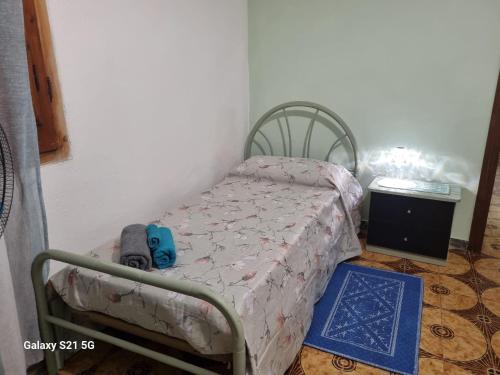 a small bed in a room with a bed sidx sidx sidx at House Le Gallinelle in Assemini