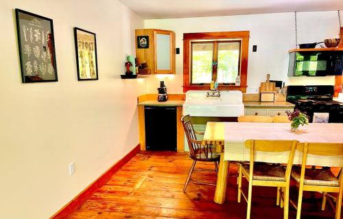Η κουζίνα ή μικρή κουζίνα στο Damariscotta Lakefront 3BRplus
