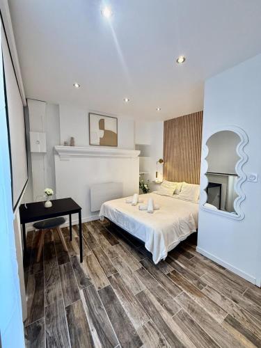 une chambre avec un lit, une table et une cheminée dans l'établissement Studio 0 - Cinema Sports Parking - DABNB, à Limoges