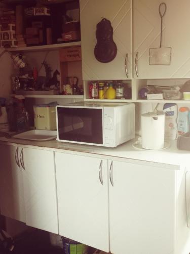a microwave sitting on top of a kitchen counter at Den gamle smedie in Holbæk