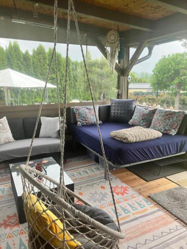 Ruang duduk di Glamping Karavan u Konopiště