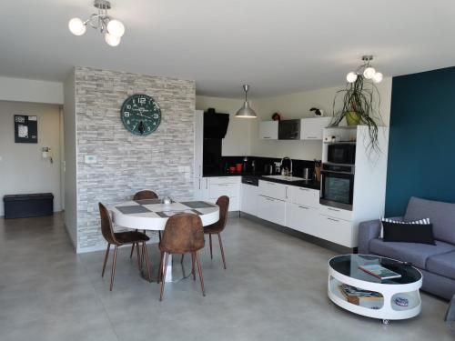 une cuisine et un salon avec une table et des chaises dans l'établissement DÉTENTE GARANTIE, à Clermont-Ferrand