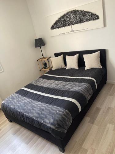 Ce lit se trouve dans un dortoir doté d'une couverture noire et blanche. dans l'établissement House for 24 hours, à Spay