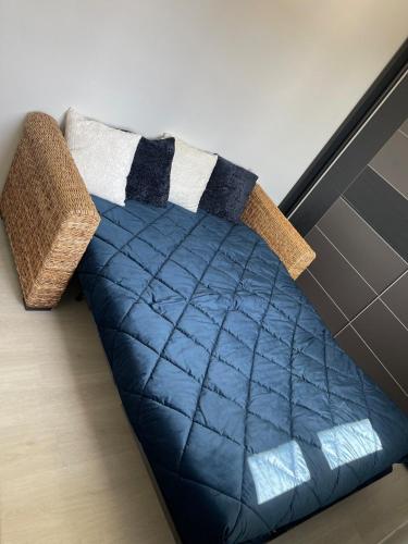 - un canapé bleu avec 2 oreillers dans l'établissement House for 24 hours, à Spay