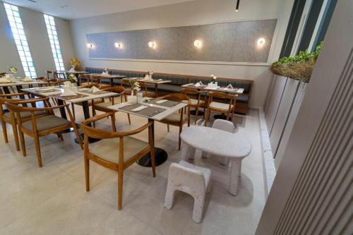 a dining room with tables and chairs in a restaurant at Hill Top Hotel in Aqaba