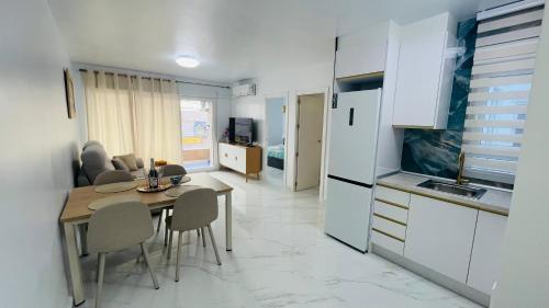 Η κουζίνα ή μικρή κουζίνα στο Beautifully Apartment Del Cura Beach View