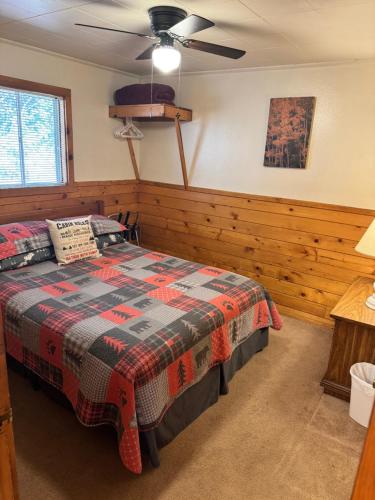 Postel nebo postele na pokoji v ubytování Bear Paw Lodge & Vacation Homes