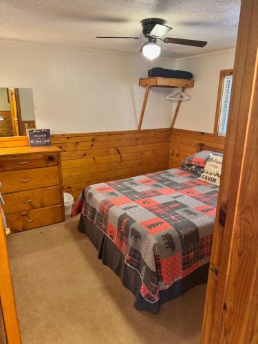 Postel nebo postele na pokoji v ubytování Bear Paw Lodge & Vacation Homes