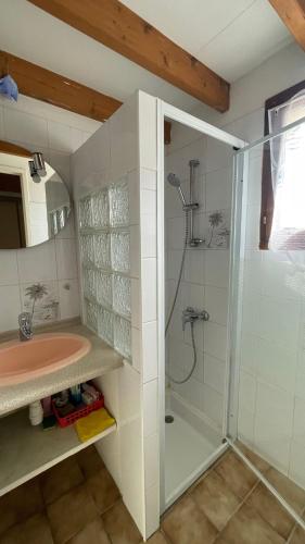 une salle de bain avec douche et lavabo dans l'établissement Duplex house B34 Les Villas de La Palmyre, aux Mathes