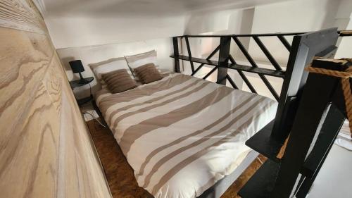a bedroom with a bunk bed in a room at Duplex cosy-Wifi-Parking-Netflix-Lyon 9 in Lyon
