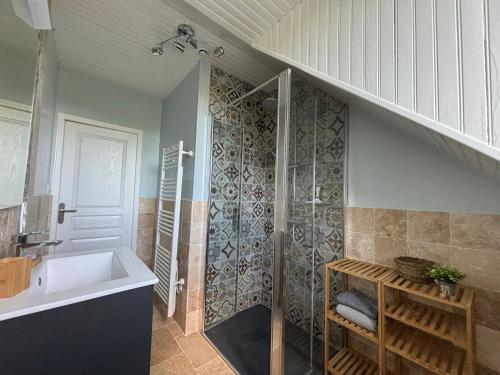 La salle de bains est pourvue d'une douche, d'un lavabo et d'un escalier. dans l'établissement Bel appartement avec jardin à la campagne, à Plomodiern