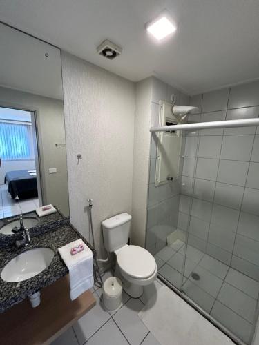 łazienka z toaletą, umywalką i prysznicem w obiekcie Apartamento Beira Mar Pajuçara w mieście Maceió