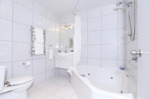 Koupelna v ubytování BKs Premier Motel Hamilton