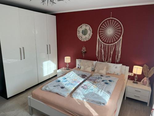 a bedroom with a large bed with red walls at Superior Haus 120 qm mit Garten in Düsseldorf