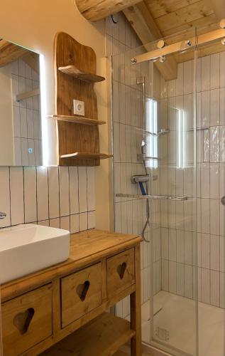 une salle de bain avec un lavabo et une douche dans l'établissement Chalet pour 6 personnes du samedi au samedi, à Saint-Michel-de-Maurienne