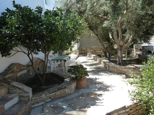 Κήπος έξω από το Studio Apartment with kitchenette for 4 guests Ios Greece