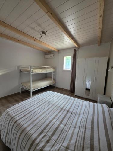 a bedroom with a bunk bed in a room at Superbe maison de vacance in Piolenc