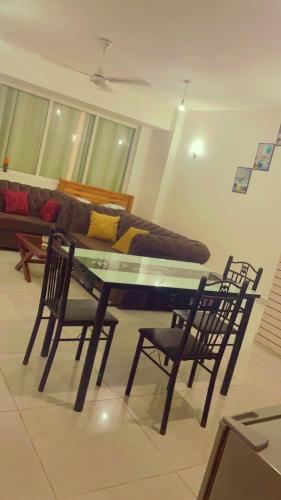 蒙巴萨Arsan Homes 1 bedroom Kisimani Heights的带沙发的客厅配有桌椅
