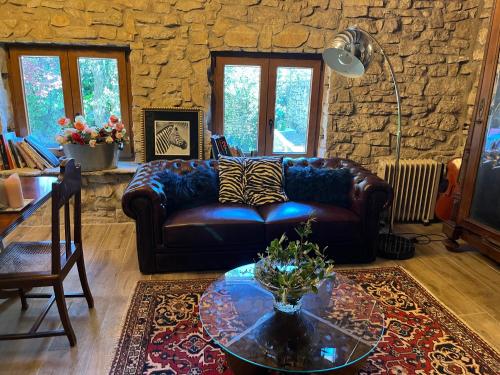 a living room with a leather couch and a table at Masiadenjust in Rojals