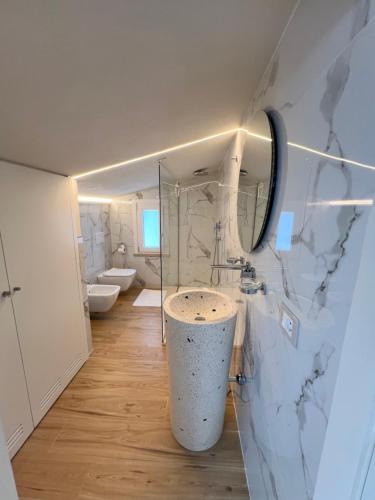 トッレ・デル・ラーゴ・プッチーニにあるLa Casinaの洗面台、鏡、トイレ付きのバスルーム