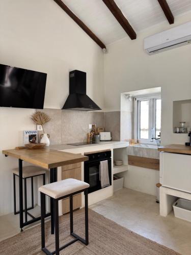 Kuchyň nebo kuchyňský kout v ubytování Akrasi Manor - Corfu Village Living