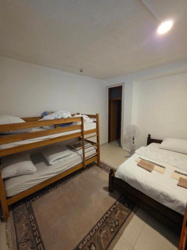 Zimmer mit 2 Etagenbetten in einem Zimmer in der Unterkunft Sobe Sarajevo in Sarajevo