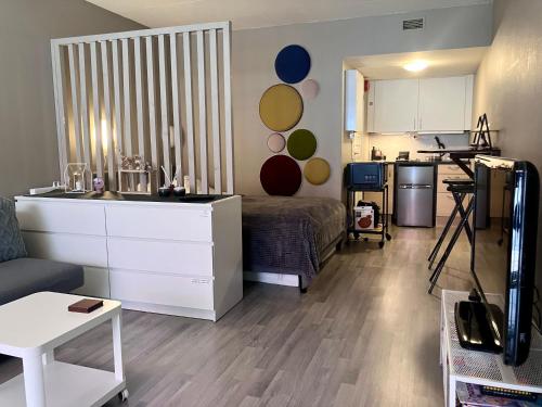 a living room with a bed and a kitchen at Sentralt beliggende studioleilighet in Gol