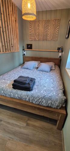 ein Schlafzimmer mit einem Bett, auf dem eine schwarze Tasche liegt in der Unterkunft Entre lac et montagne in Doussard